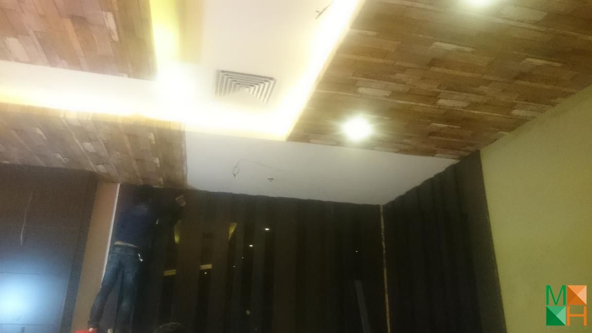 thi-cong-giay-dan-tuong-tai-toa-nha-IPH (11)